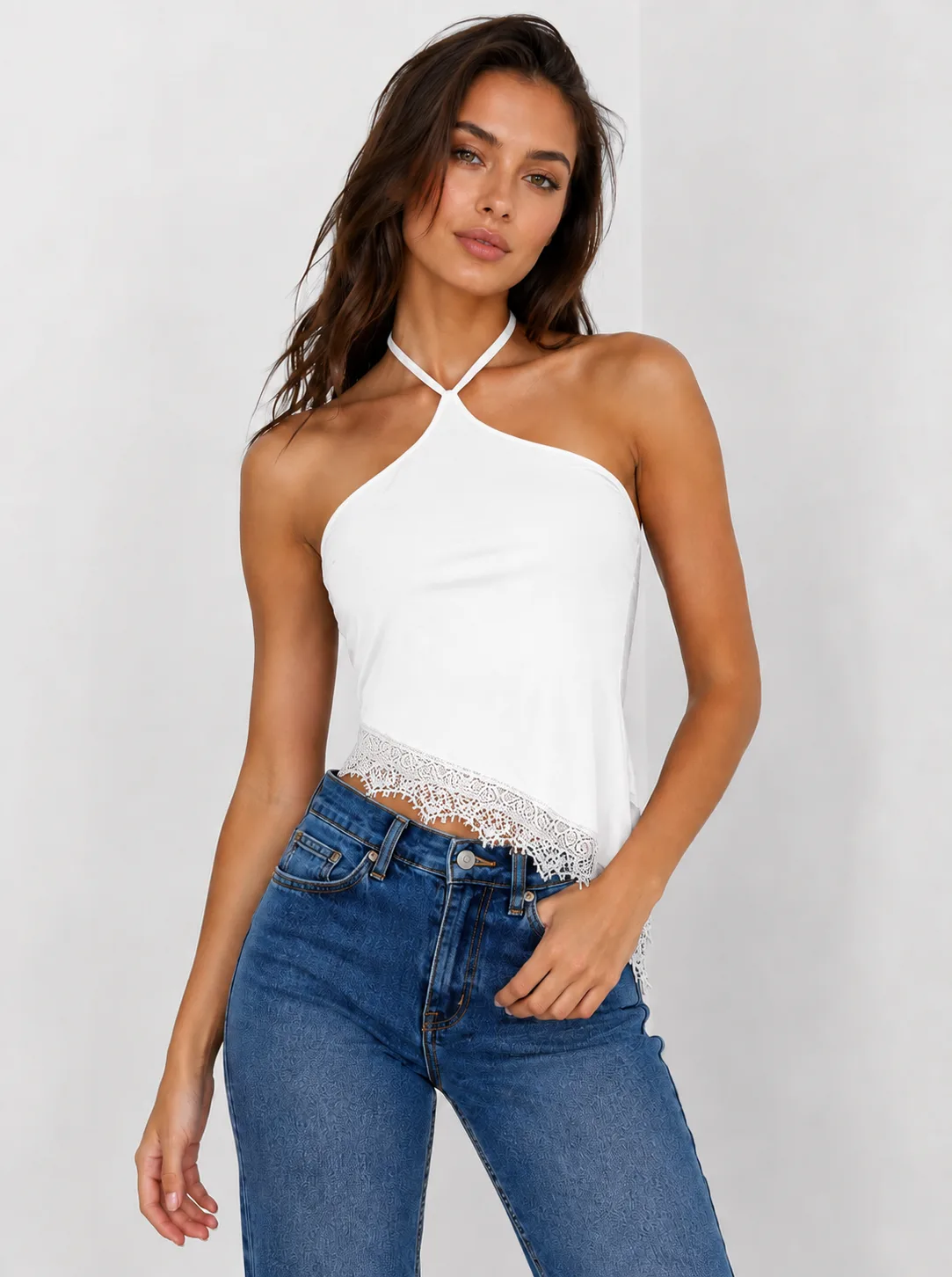 CHIC Royale blusa halter satinada con encaje en blanco